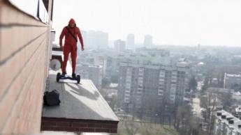 "Безумный" экстремал прокатился на гироскутере по крышам Краснодара (Видео)