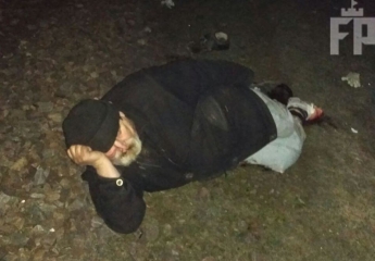 В Запорожье мужчина попал под поезд и выжил (фото 18+)