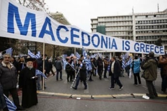 Македония пытается угодить Греции и сносит памятники (Фото)