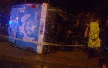 В Турции перевернулся автобус с военными, десятки пострадавших