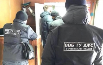 На границе с Беларусью за взятки задержали всю смену таможенников