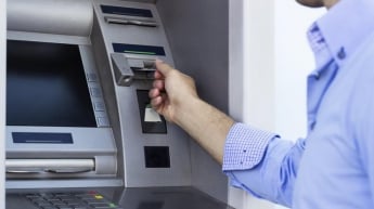 Массово ворует деньги с карт: на банкоматах нашли хитрое устройство