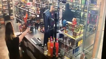 Смелые американки отбили нападение грабителя в магазине (видео 18+)