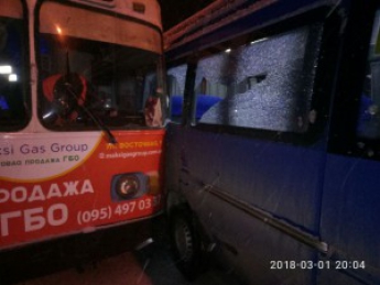 В Запорожье у маршрутки выбило стекла в результате столкновения с троллейбусом