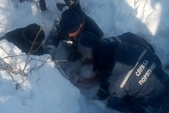 В Харьковской области 12-летнюю школьницу засыпало двухметровым слоем снега