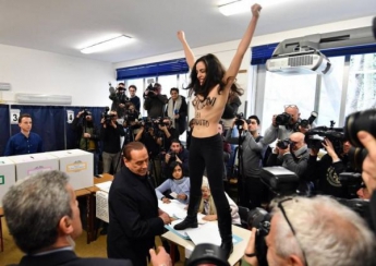 Голая активистка Femen напала на Берлускони в Милане (фото, видео)