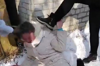 Жестокое избиение школьницы одноклассницами в России попало на видео
