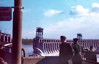 Коллекционер опубликовал редкое цветное фото с немецкими солдатами на ДнепроГЭСе