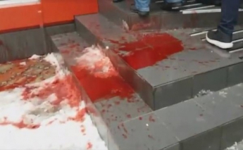 В Виннице активисты облили "кровью" офис БПП