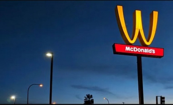 McDonald's впервые изменил свой логотип в честь 8 марта