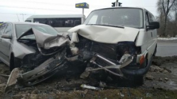 На выезде из Запорожья столкнулись две легковушки с микроавтобусом – пострадали четверо