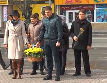 Чиновники возложили цветы к памятнику Тарасу Шевченко