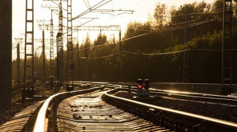 Сидела на рельсах и не реагировала: под Харьковом поезд сбил женщину
