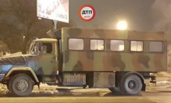 В Киеве боец Нацгвардии попал под колеса, спеша на помощь сбитому пешеходу