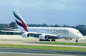 В аэропорту Уганды член экипажа Emirates выпал из самолета