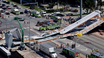 В США обрушился пешеходный мост: детали трагедии