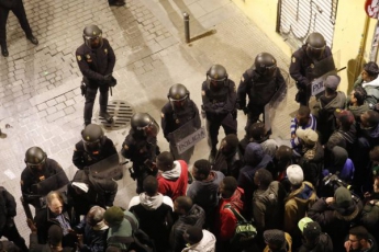 Протестующие разгромили несколько районов в Мадриде из-за смерти уличного торговца (Фото)