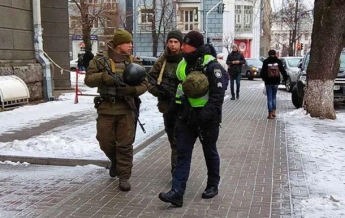 В Киеве на улицы вывели воруженные патрули