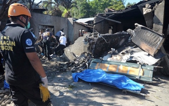 На Филиппинах самолет упал на жилой дом
