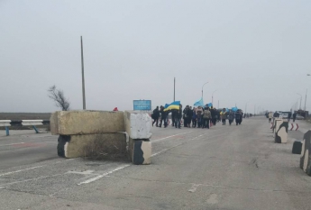 Мелитопольцы устроили акцию протеста против выборов Президента России на границе с Крымом
