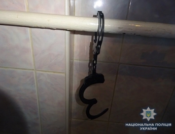 В Киеве задержали мужчину, который пристегнул своего квартиранта наручниками к батарее