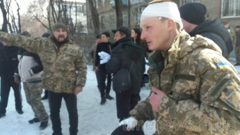 Бердянский активист задержан: возле облсовета произошла драка между АТОшниками и правоохранителями (видео)