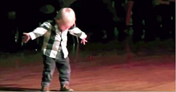 2-х летний танцор собрал на YouTube 32 миллиона просмотров. Просто уморительный малыш!
