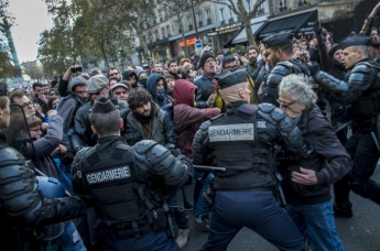 Во Франции массовые митинги переросли в ожесточенные столкновения с полицией