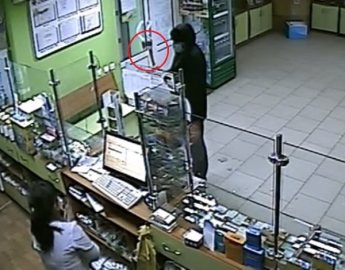 В Днепрорудном мужчина с топором ограбил аптеку (ВИДЕО)