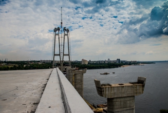 В Запорожье на мостах-недостроях произошло ЧП (ФОТО)