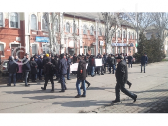 Под зданием полиции в Мелитополе проводит пикет коллектив "Биола" (видео)