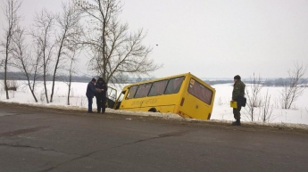 В Сумской области школьный автобус с детьми съехал в кювет