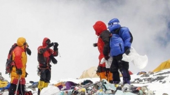 Мусорный коллапс: Эверест очистили от 5 тонн мусора