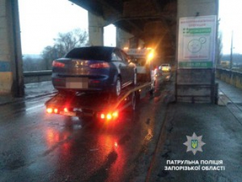 В Запорожье на мосту Преображенского задержали вооруженных автоугонщиков
