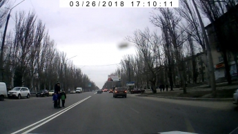 Женщина с двумя маленькими детьми "забыла", где нужно переходить дорогу (фото)