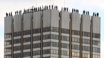 В Лондоне на крыше небоскреба установили антисуицидальные статуи
