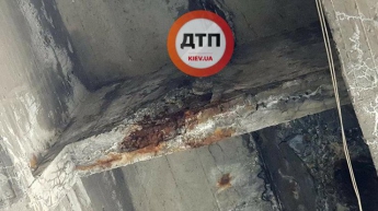 В Киеве кусок бетона с Воздухофлотского моста разбил автомобиль