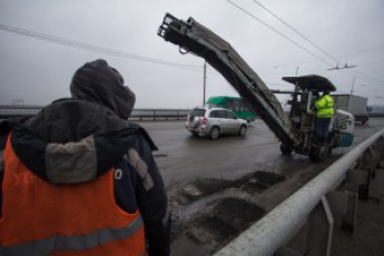 На плотине начали круглосуточный ремонт дороги, чтобы избавить жителей Правого от пробок (Фоторепортаж)