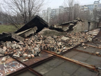 В Запорожье рухнул забор школьного стадиона (Фото)
