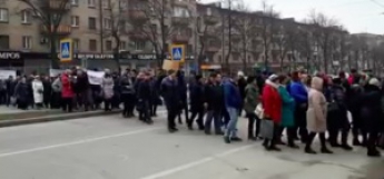 В центре Запорожья митингующие перекрыли проспект – машины едут в объезд (Видео)