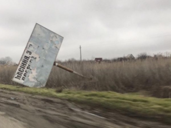 Под Запорожьем рухнул рекламный щит (Фото)