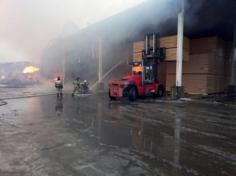 В России сильный пожар охватил один из крупнейших лесопильных заводов: опубликованы фото и видео