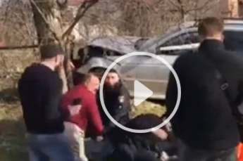 В Черновцах напали на патрульную, оформлявшую ДТП (видео)