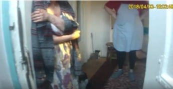 Появилось видео инцидента, когда женщина избила любовницу мужа табуретом