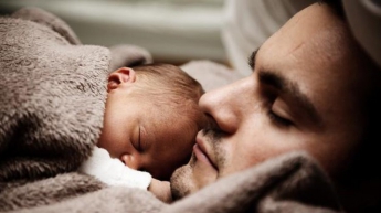 В Финляндии мужчина впервые родил ребенка