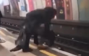 Спасение из-под колес поезда попало на видео