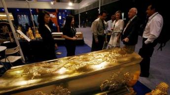 Пышные похороны миллионеров: золотой гроб и кремация с драгоценностями