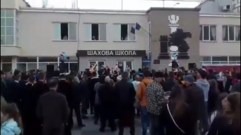 Пасхальный концерт собрал народ возле будущего молодежного центра (видео)