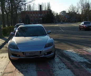"Крутой" водила припарковал свой автомобиль прямо на переходе посреди дороги (фото)