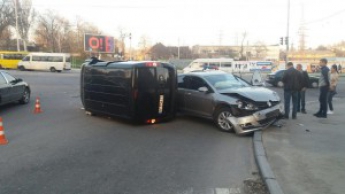 В Запорожье возле центрального автовокзала перевернулся на бок «Фиат» (Фото)
